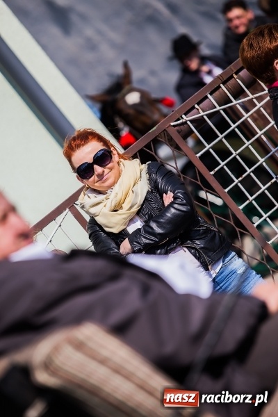 Zdjęcie w galerii na portalu naszraciborz.pl: Sudolskie radosne rajtowanie, czyli z Jezusem Zmartwychwstałym przez pola wiadomości z regionu