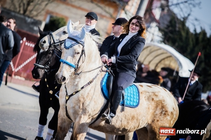 Zdjęcie w galerii na portalu naszraciborz.pl: Sudolskie radosne rajtowanie, czyli z Jezusem Zmartwychwstałym przez pola wiadomości z regionu