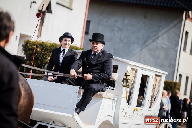 Zdjęcie w galerii na portalu naszraciborz.pl: Sudolskie radosne rajtowanie, czyli z Jezusem Zmartwychwstałym przez pola wiadomości z regionu