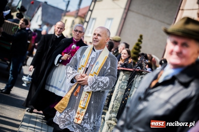 Zdjęcie w galerii na portalu naszraciborz.pl: Sudolskie radosne rajtowanie, czyli z Jezusem Zmartwychwstałym przez pola wiadomości z regionu