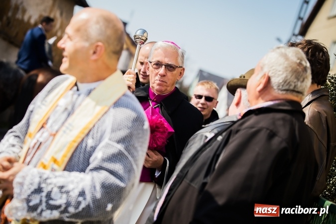 Zdjęcie w galerii na portalu naszraciborz.pl: Sudolskie radosne rajtowanie, czyli z Jezusem Zmartwychwstałym przez pola wiadomości z regionu