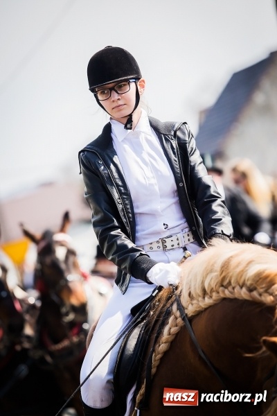 Zdjęcie w galerii na portalu naszraciborz.pl: Sudolskie radosne rajtowanie, czyli z Jezusem Zmartwychwstałym przez pola wiadomości z regionu