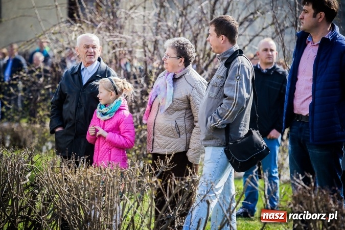 Zdjęcie w galerii na portalu naszraciborz.pl: Sudolskie radosne rajtowanie, czyli z Jezusem Zmartwychwstałym przez pola wiadomości z regionu