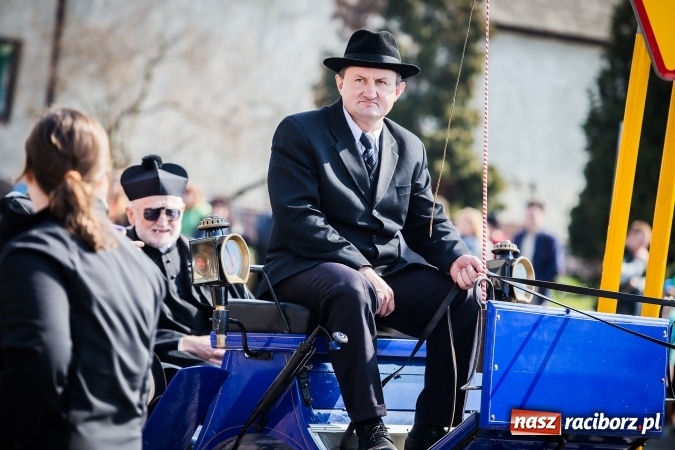 Zdjęcie w galerii na portalu naszraciborz.pl: Sudolskie radosne rajtowanie, czyli z Jezusem Zmartwychwstałym przez pola wiadomości z regionu