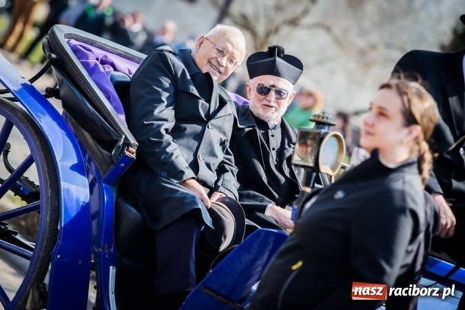 Zdjęcie w galerii na portalu naszraciborz.pl: Sudolskie radosne rajtowanie, czyli z Jezusem Zmartwychwstałym przez pola wiadomości z regionu