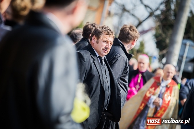 Zdjęcie w galerii na portalu naszraciborz.pl: Sudolskie radosne rajtowanie, czyli z Jezusem Zmartwychwstałym przez pola wiadomości z regionu