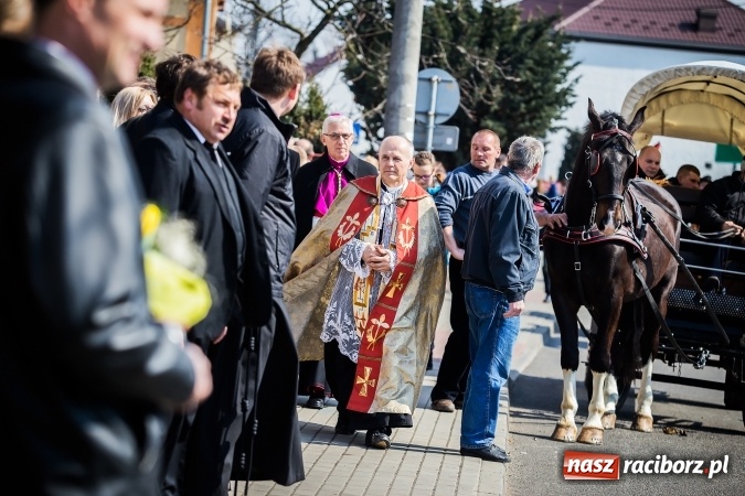 Zdjęcie w galerii na portalu naszraciborz.pl: Sudolskie radosne rajtowanie, czyli z Jezusem Zmartwychwstałym przez pola wiadomości z regionu