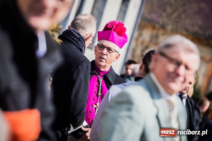 Zdjęcie w galerii na portalu naszraciborz.pl: Sudolskie radosne rajtowanie, czyli z Jezusem Zmartwychwstałym przez pola wiadomości z regionu