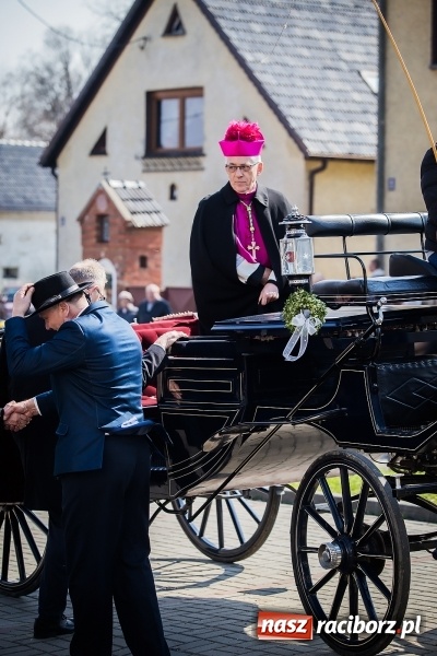 Zdjęcie w galerii na portalu naszraciborz.pl: Sudolskie radosne rajtowanie, czyli z Jezusem Zmartwychwstałym przez pola wiadomości z regionu
