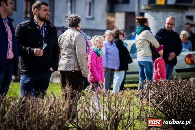 Zdjęcie w galerii na portalu naszraciborz.pl: Sudolskie radosne rajtowanie, czyli z Jezusem Zmartwychwstałym przez pola wiadomości z regionu