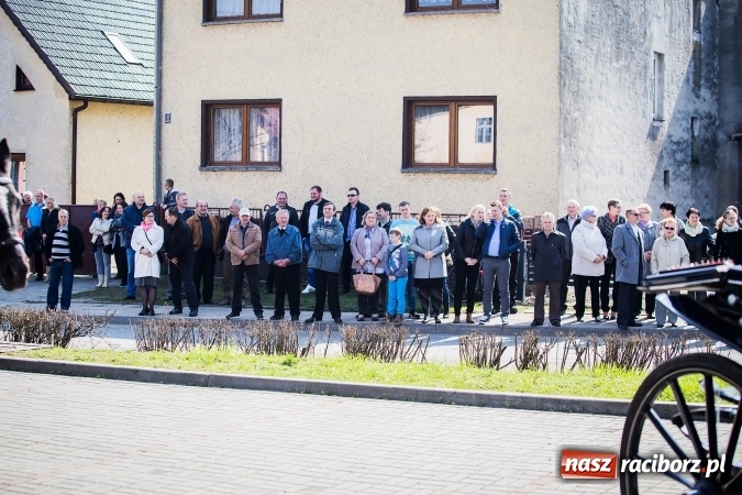 Zdjęcie w galerii na portalu naszraciborz.pl: Sudolskie radosne rajtowanie, czyli z Jezusem Zmartwychwstałym przez pola wiadomości z regionu