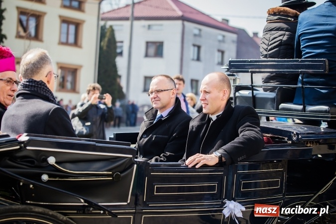 Zdjęcie w galerii na portalu naszraciborz.pl: Sudolskie radosne rajtowanie, czyli z Jezusem Zmartwychwstałym przez pola wiadomości z regionu