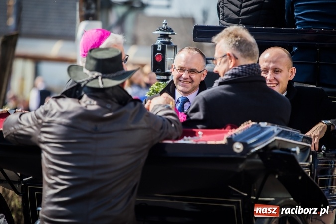 Zdjęcie w galerii na portalu naszraciborz.pl: Sudolskie radosne rajtowanie, czyli z Jezusem Zmartwychwstałym przez pola wiadomości z regionu