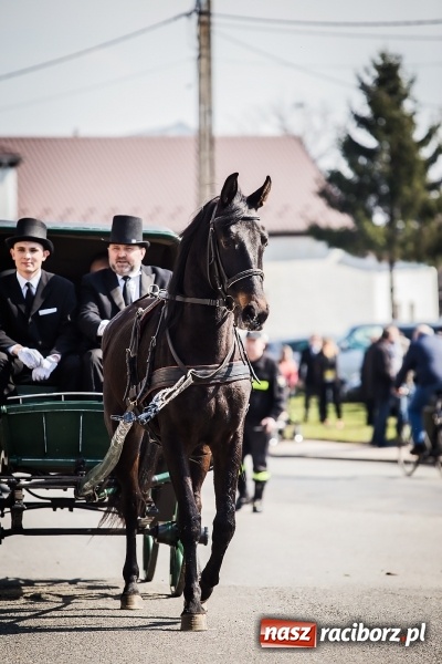Zdjęcie w galerii na portalu naszraciborz.pl: Sudolskie radosne rajtowanie, czyli z Jezusem Zmartwychwstałym przez pola wiadomości z regionu