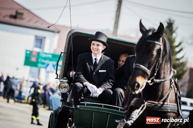 Zdjęcie w galerii na portalu naszraciborz.pl: Sudolskie radosne rajtowanie, czyli z Jezusem Zmartwychwstałym przez pola wiadomości z regionu