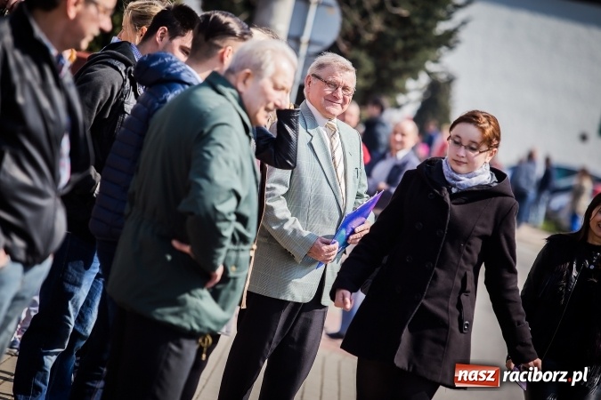 Zdjęcie w galerii na portalu naszraciborz.pl: Sudolskie radosne rajtowanie, czyli z Jezusem Zmartwychwstałym przez pola wiadomości z regionu