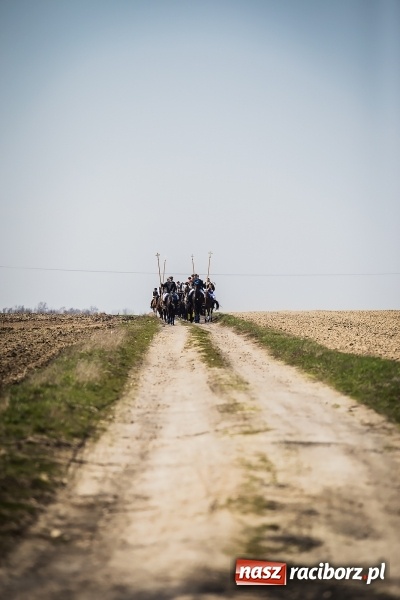 Zdjęcie w galerii na portalu naszraciborz.pl: Sudolskie radosne rajtowanie, czyli z Jezusem Zmartwychwstałym przez pola wiadomości z regionu