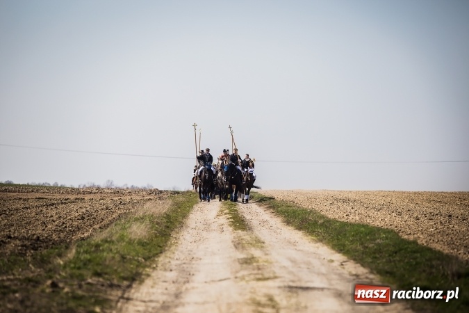 Zdjęcie w galerii na portalu naszraciborz.pl: Sudolskie radosne rajtowanie, czyli z Jezusem Zmartwychwstałym przez pola wiadomości z regionu
