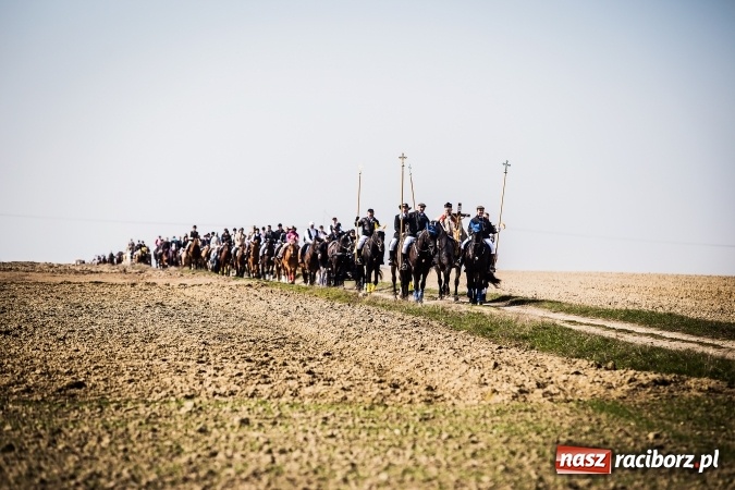 Zdjęcie w galerii na portalu naszraciborz.pl: Sudolskie radosne rajtowanie, czyli z Jezusem Zmartwychwstałym przez pola wiadomości z regionu