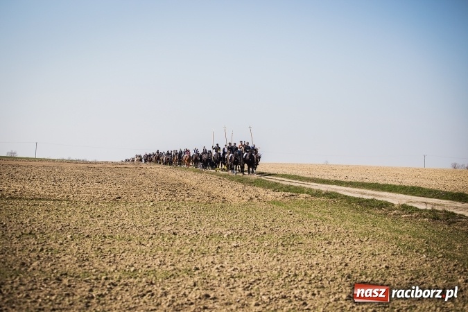 Zdjęcie w galerii na portalu naszraciborz.pl: Sudolskie radosne rajtowanie, czyli z Jezusem Zmartwychwstałym przez pola wiadomości z regionu