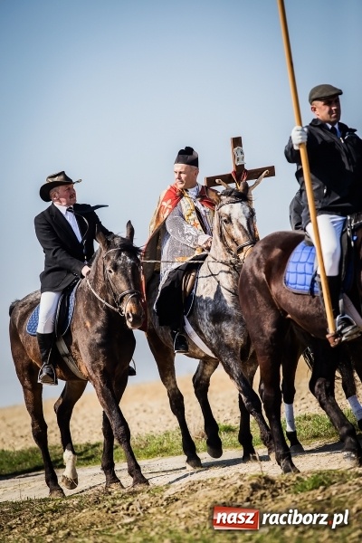Zdjęcie w galerii na portalu naszraciborz.pl: Sudolskie radosne rajtowanie, czyli z Jezusem Zmartwychwstałym przez pola wiadomości z regionu