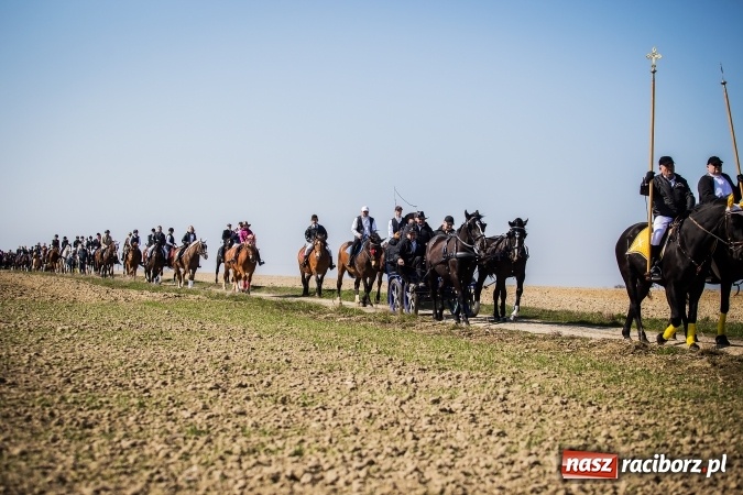 Zdjęcie w galerii na portalu naszraciborz.pl: Sudolskie radosne rajtowanie, czyli z Jezusem Zmartwychwstałym przez pola wiadomości z regionu