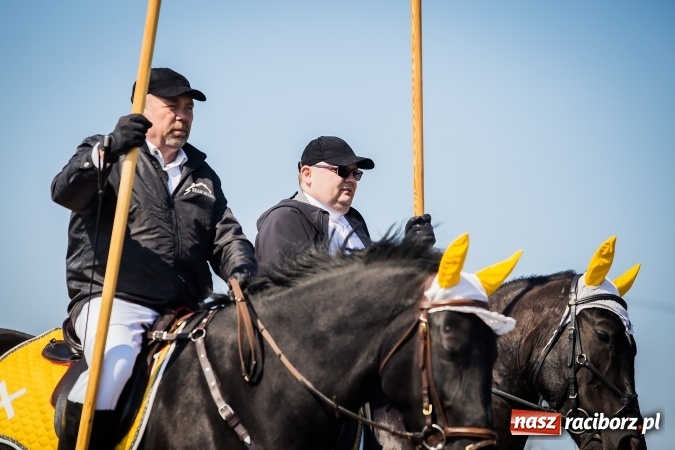 Zdjęcie w galerii na portalu naszraciborz.pl: Sudolskie radosne rajtowanie, czyli z Jezusem Zmartwychwstałym przez pola wiadomości z regionu