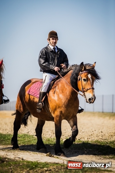 Zdjęcie w galerii na portalu naszraciborz.pl: Sudolskie radosne rajtowanie, czyli z Jezusem Zmartwychwstałym przez pola wiadomości z regionu