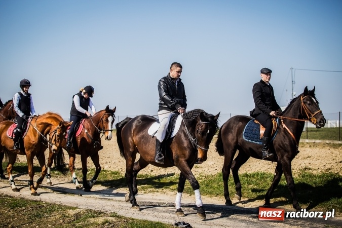Zdjęcie w galerii na portalu naszraciborz.pl: Sudolskie radosne rajtowanie, czyli z Jezusem Zmartwychwstałym przez pola wiadomości z regionu