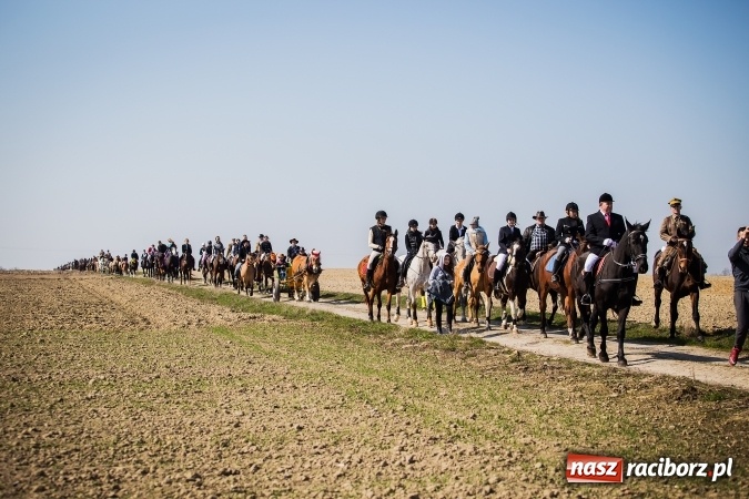 Zdjęcie w galerii na portalu naszraciborz.pl: Sudolskie radosne rajtowanie, czyli z Jezusem Zmartwychwstałym przez pola wiadomości z regionu