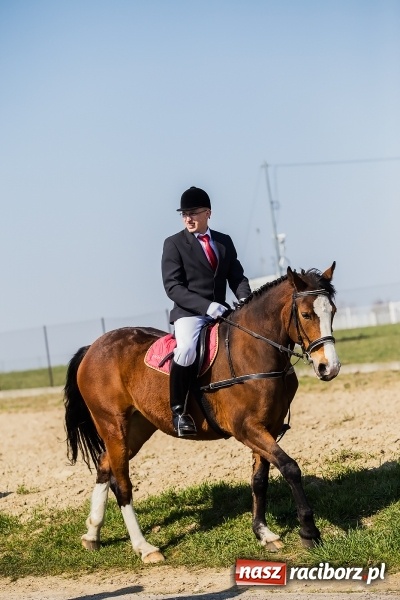 Zdjęcie w galerii na portalu naszraciborz.pl: Sudolskie radosne rajtowanie, czyli z Jezusem Zmartwychwstałym przez pola wiadomości z regionu