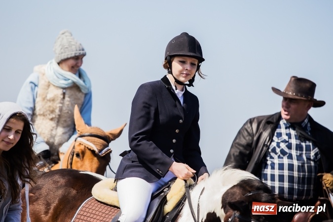 Zdjęcie w galerii na portalu naszraciborz.pl: Sudolskie radosne rajtowanie, czyli z Jezusem Zmartwychwstałym przez pola wiadomości z regionu