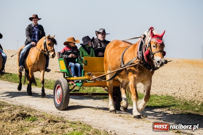 Zdjęcie w galerii na portalu naszraciborz.pl: Sudolskie radosne rajtowanie, czyli z Jezusem Zmartwychwstałym przez pola wiadomości z regionu