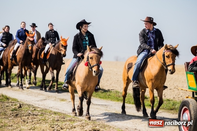 Zdjęcie w galerii na portalu naszraciborz.pl: Sudolskie radosne rajtowanie, czyli z Jezusem Zmartwychwstałym przez pola wiadomości z regionu