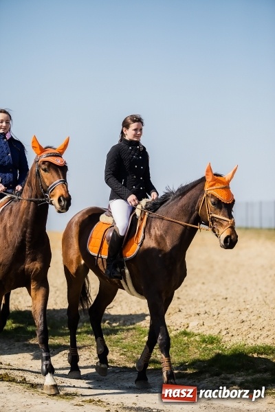 Zdjęcie w galerii na portalu naszraciborz.pl: Sudolskie radosne rajtowanie, czyli z Jezusem Zmartwychwstałym przez pola wiadomości z regionu