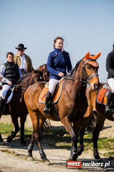 Zdjęcie w galerii na portalu naszraciborz.pl: Sudolskie radosne rajtowanie, czyli z Jezusem Zmartwychwstałym przez pola wiadomości z regionu