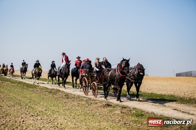 Zdjęcie w galerii na portalu naszraciborz.pl: Sudolskie radosne rajtowanie, czyli z Jezusem Zmartwychwstałym przez pola wiadomości z regionu