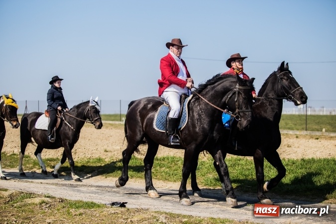 Zdjęcie w galerii na portalu naszraciborz.pl: Sudolskie radosne rajtowanie, czyli z Jezusem Zmartwychwstałym przez pola wiadomości z regionu