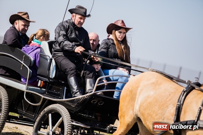 Zdjęcie w galerii na portalu naszraciborz.pl: Sudolskie radosne rajtowanie, czyli z Jezusem Zmartwychwstałym przez pola wiadomości z regionu
