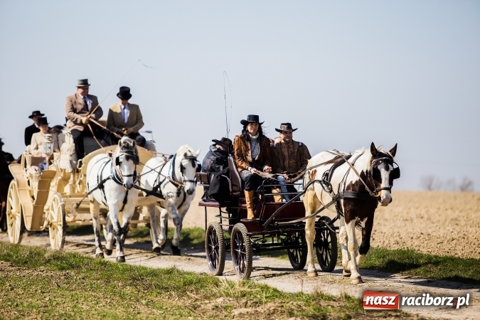 Zdjęcie w galerii na portalu naszraciborz.pl: Sudolskie radosne rajtowanie, czyli z Jezusem Zmartwychwstałym przez pola wiadomości z regionu