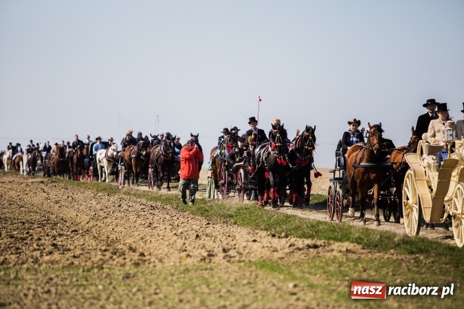 Zdjęcie w galerii na portalu naszraciborz.pl: Sudolskie radosne rajtowanie, czyli z Jezusem Zmartwychwstałym przez pola wiadomości z regionu