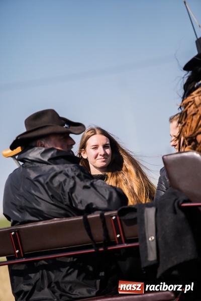 Zdjęcie w galerii na portalu naszraciborz.pl: Sudolskie radosne rajtowanie, czyli z Jezusem Zmartwychwstałym przez pola wiadomości z regionu