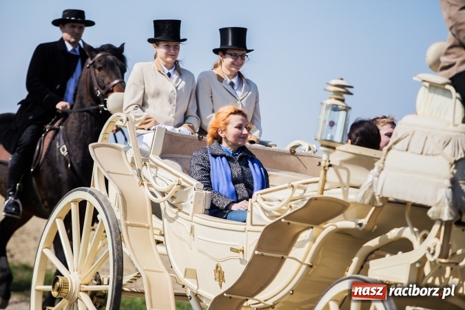 Zdjęcie w galerii na portalu naszraciborz.pl: Sudolskie radosne rajtowanie, czyli z Jezusem Zmartwychwstałym przez pola wiadomości z regionu