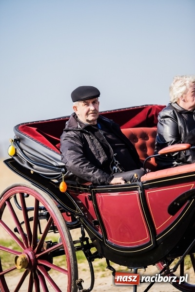 Zdjęcie w galerii na portalu naszraciborz.pl: Sudolskie radosne rajtowanie, czyli z Jezusem Zmartwychwstałym przez pola wiadomości z regionu