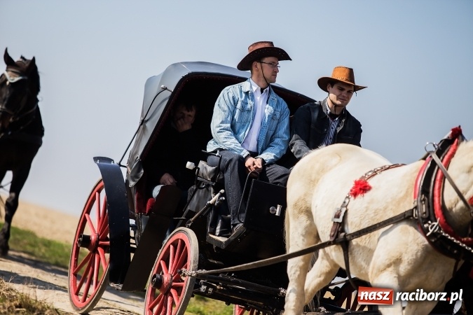 Zdjęcie w galerii na portalu naszraciborz.pl: Sudolskie radosne rajtowanie, czyli z Jezusem Zmartwychwstałym przez pola wiadomości z regionu