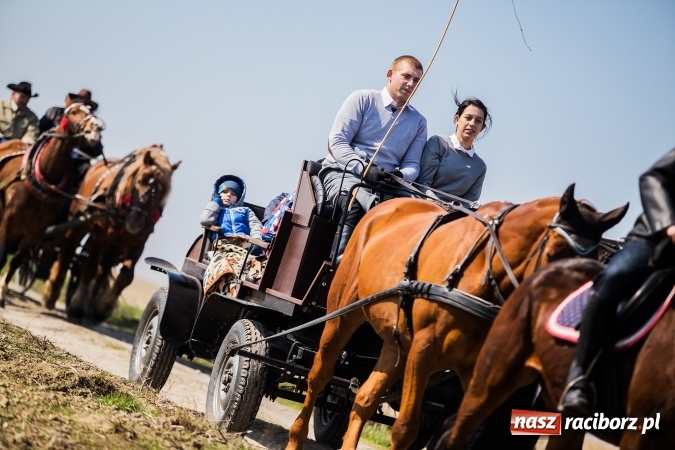 Zdjęcie w galerii na portalu naszraciborz.pl: Sudolskie radosne rajtowanie, czyli z Jezusem Zmartwychwstałym przez pola wiadomości z regionu