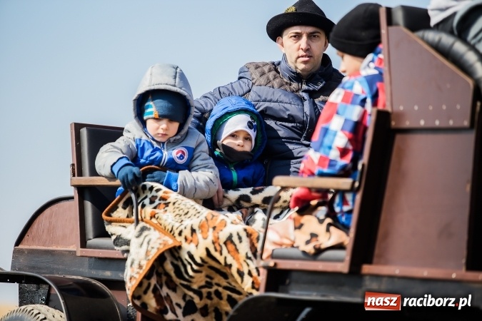 Zdjęcie w galerii na portalu naszraciborz.pl: Sudolskie radosne rajtowanie, czyli z Jezusem Zmartwychwstałym przez pola wiadomości z regionu