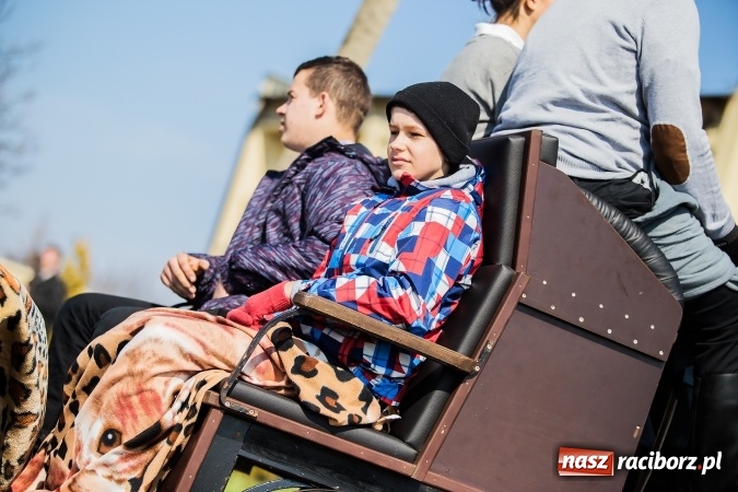 Zdjęcie w galerii na portalu naszraciborz.pl: Sudolskie radosne rajtowanie, czyli z Jezusem Zmartwychwstałym przez pola wiadomości z regionu