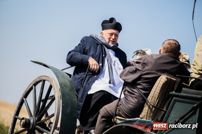 Zdjęcie w galerii na portalu naszraciborz.pl: Sudolskie radosne rajtowanie, czyli z Jezusem Zmartwychwstałym przez pola wiadomości z regionu