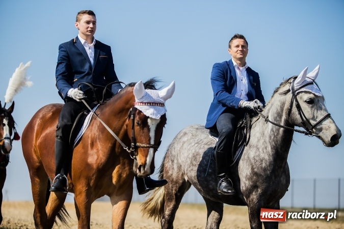 Zdjęcie w galerii na portalu naszraciborz.pl: Sudolskie radosne rajtowanie, czyli z Jezusem Zmartwychwstałym przez pola wiadomości z regionu